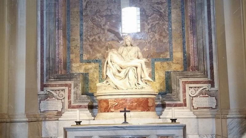 La Pietà de Michel-Ange, chef-d’œuvre intemporel de la sculpture sur marbre au Vatican, symbolisant la douleur et la grâce divine.